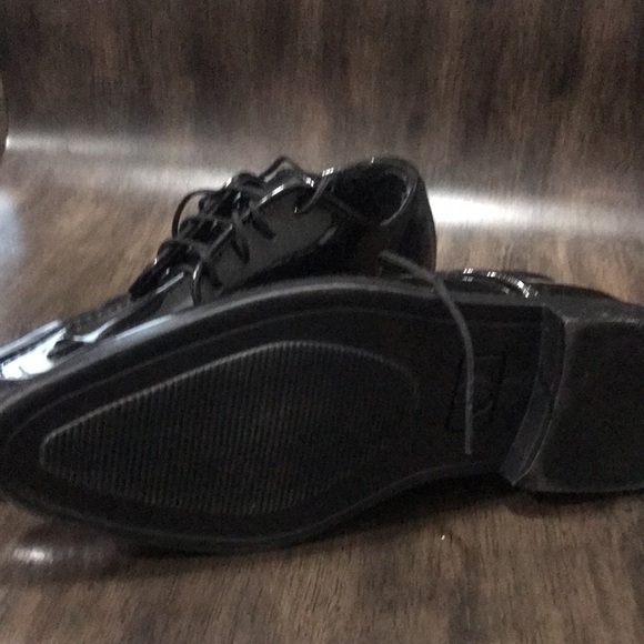 Unisex child’s size 2M black patten leather Oxford shoes. - Picture 2 of 3